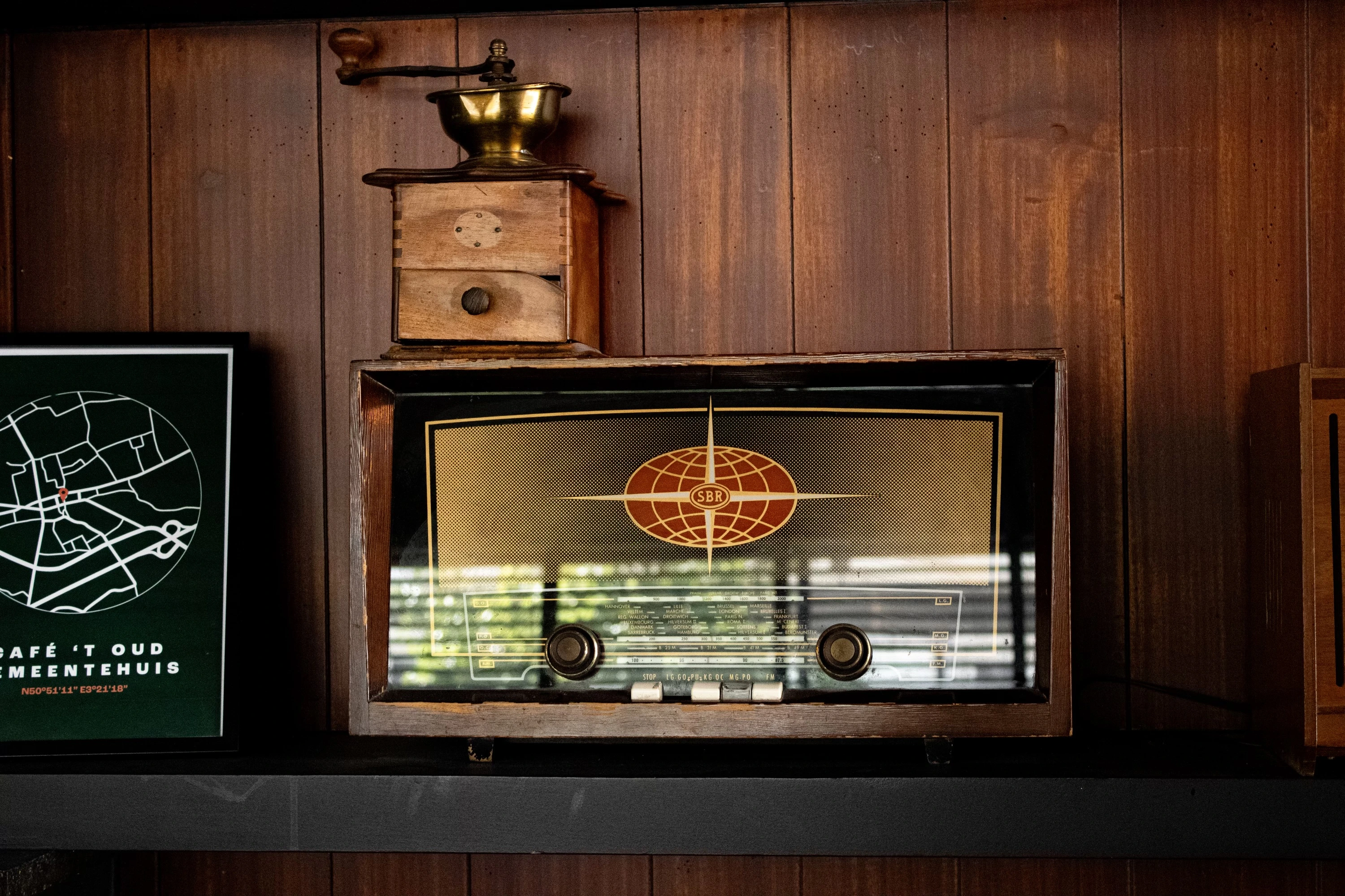 foto van een oude radio